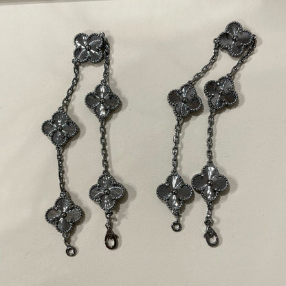 [Kincade Jewelrys] PULSERA NEGRA CON 5 MOTIVOS DE TRÉBOL 