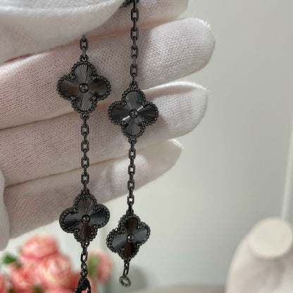 [Kincade Jewelrys] PULSERA NEGRA CON 5 MOTIVOS DE TRÉBOL 
