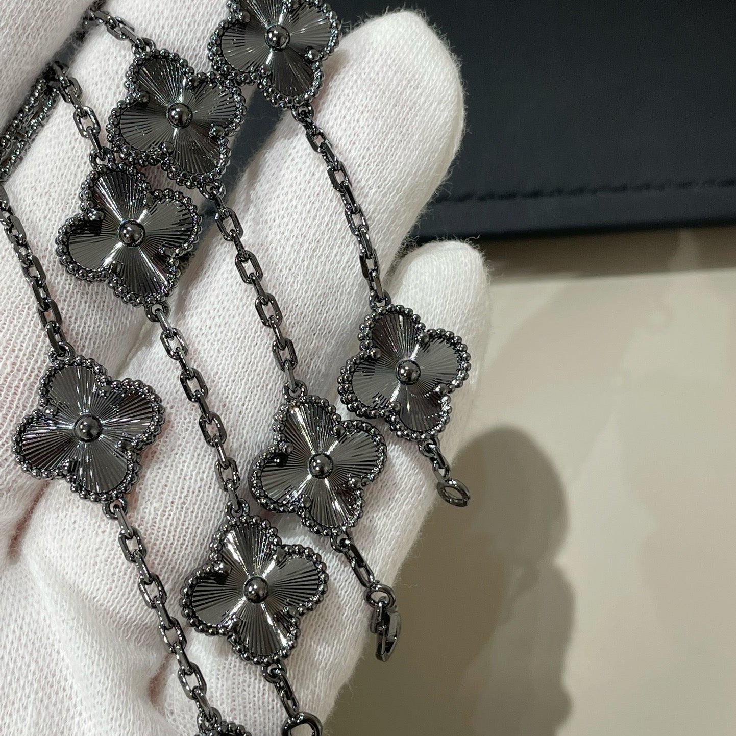 [Kincade Jewelrys] PULSERA NEGRA CON 5 MOTIVOS DE TRÉBOL 