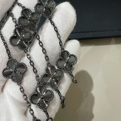 [Kincade Jewelrys] PULSERA NEGRA CON 5 MOTIVOS DE TRÉBOL 