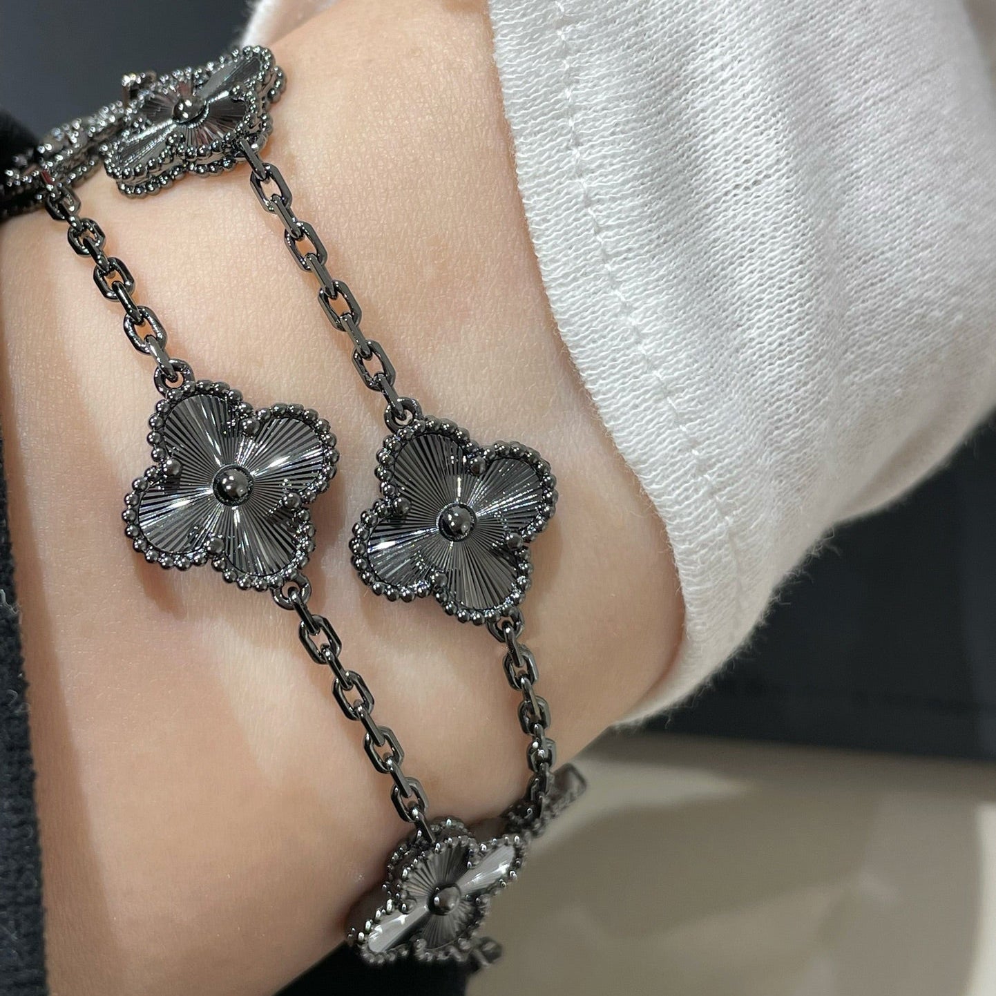 [Kincade Jewelrys] PULSERA NEGRA CON 5 MOTIVOS DE TRÉBOL 