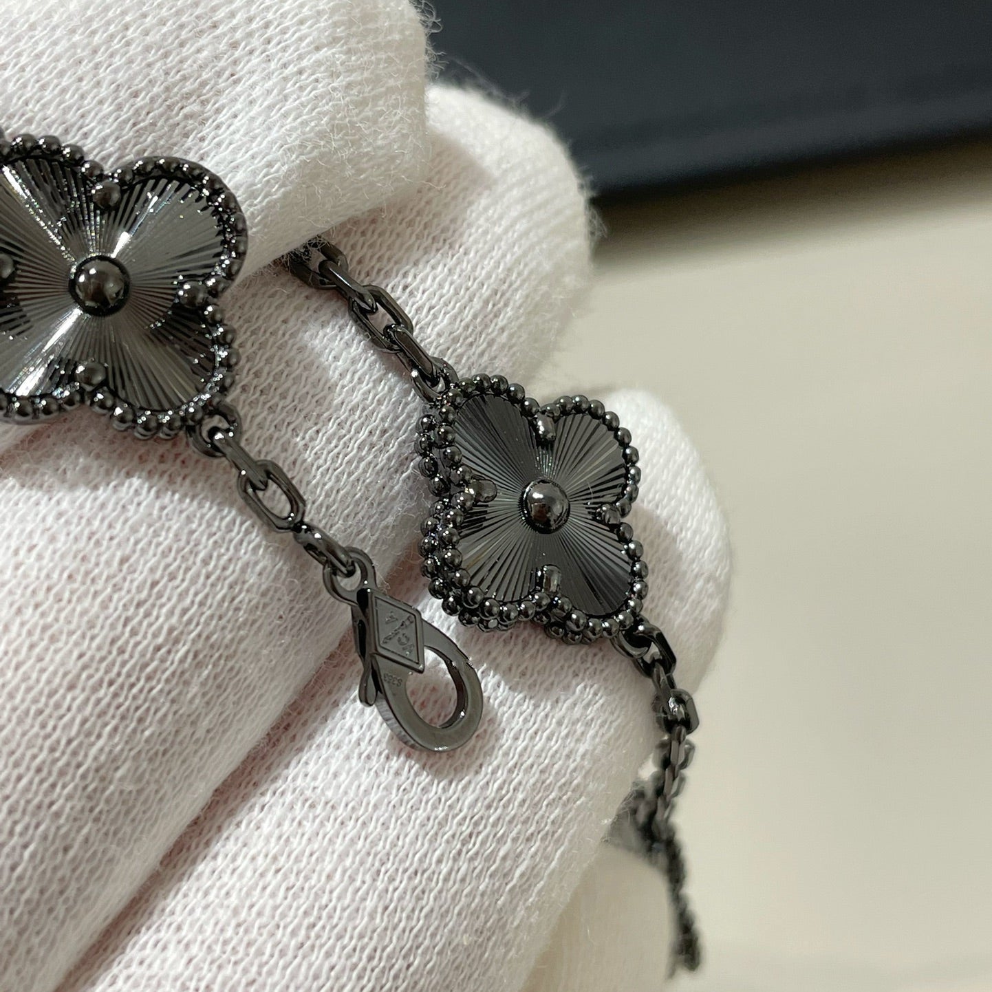 [Kincade Jewelrys] PULSERA NEGRA CON 5 MOTIVOS DE TRÉBOL 