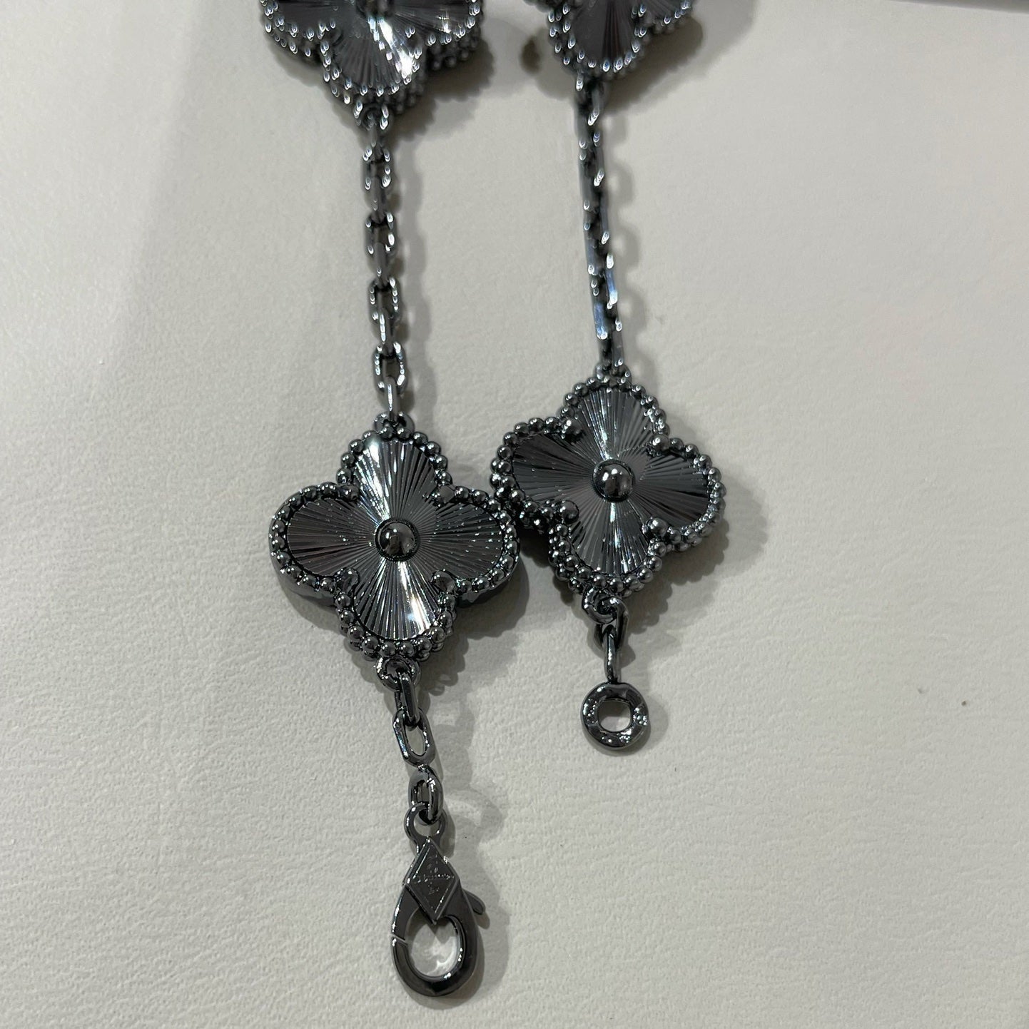 [Kincade Jewelrys] PULSERA NEGRA CON 5 MOTIVOS DE TRÉBOL 