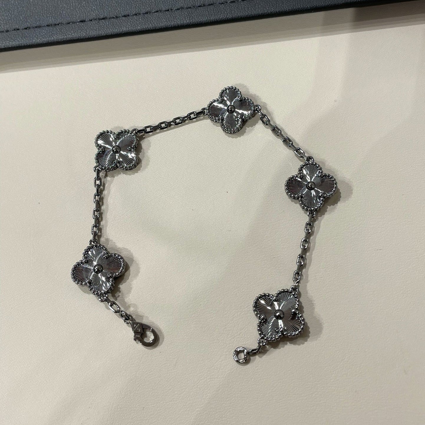 [Kincade Jewelrys] PULSERA NEGRA CON 5 MOTIVOS DE TRÉBOL 