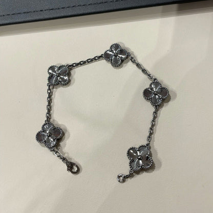 [Kincade Jewelrys] PULSERA NEGRA CON 5 MOTIVOS DE TRÉBOL 