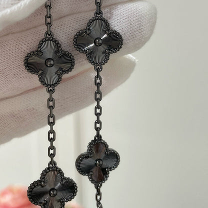 [Kincade Jewelrys] PULSERA NEGRA CON 5 MOTIVOS DE TRÉBOL 