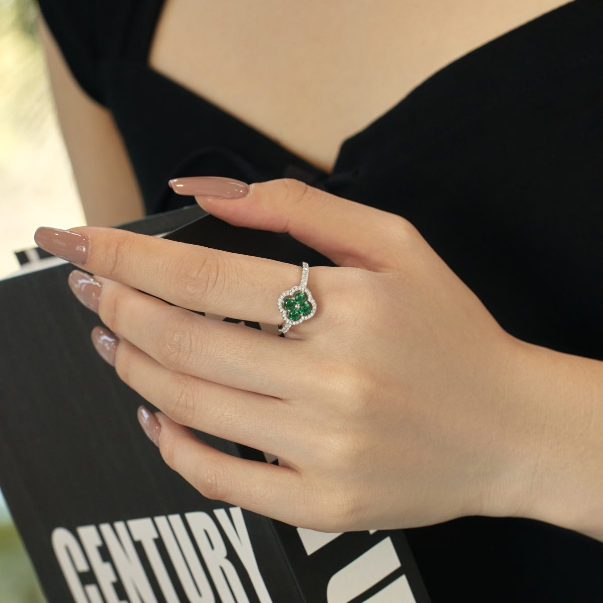 [Joyas Kincade] Anillo con diseño de flor de trébol de cuatro hojas