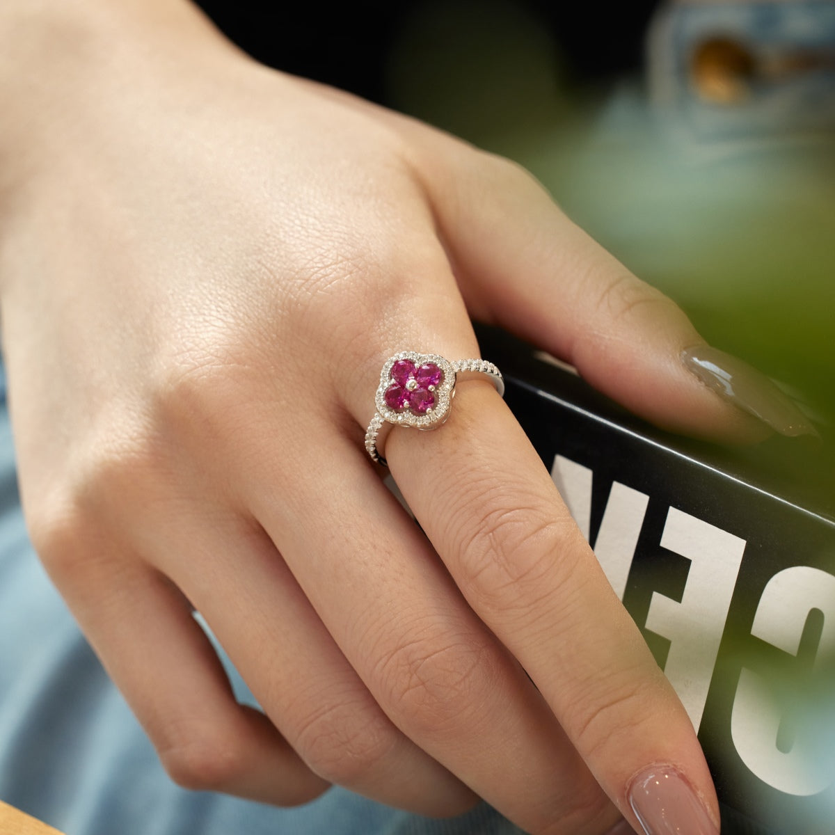[Joyas Kincade] Anillo con diseño de flor de trébol de cuatro hojas