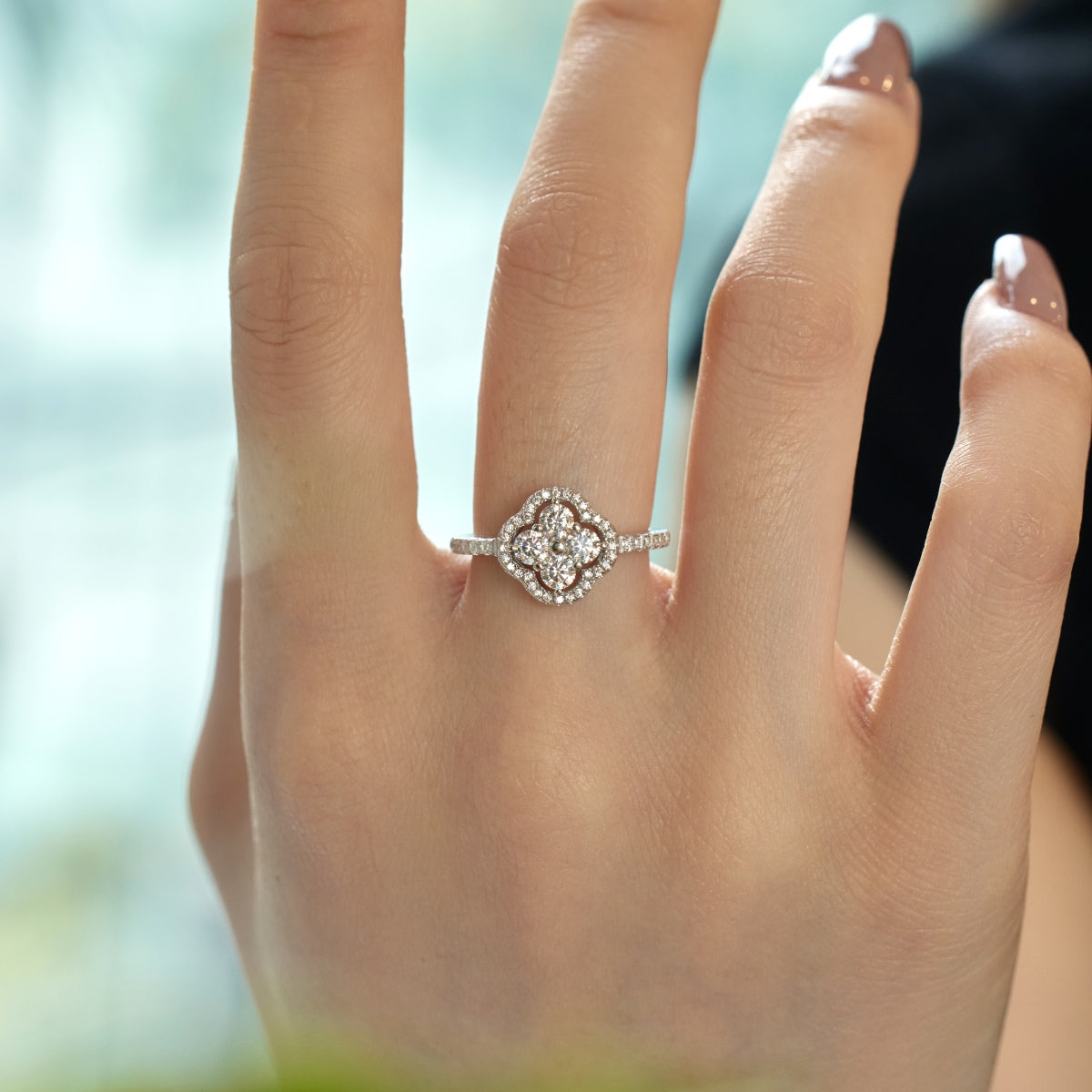 [Joyas Kincade] Anillo con diseño de flor de trébol de cuatro hojas