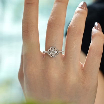 [Joyas Kincade] Anillo con diseño de flor de trébol de cuatro hojas