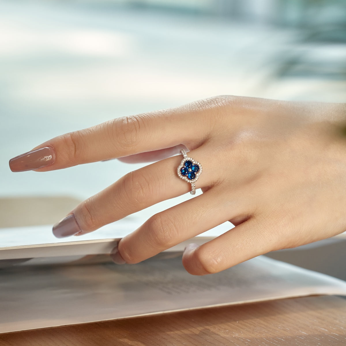 [Joyas Kincade] Anillo con diseño de flor de trébol de cuatro hojas
