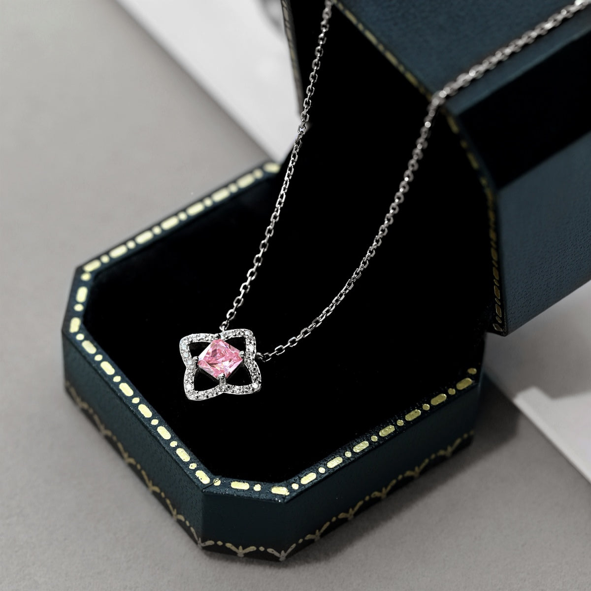 [Kincade Jewelrys]Exquisite Flower Shape Princess Cut Necklace