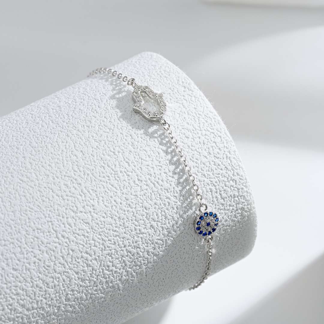 [Joyas Kincade] Collar con forma de Gost y forma redonda