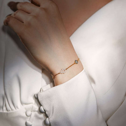 [Joyas Kincade] Collar con forma de Gost y forma redonda