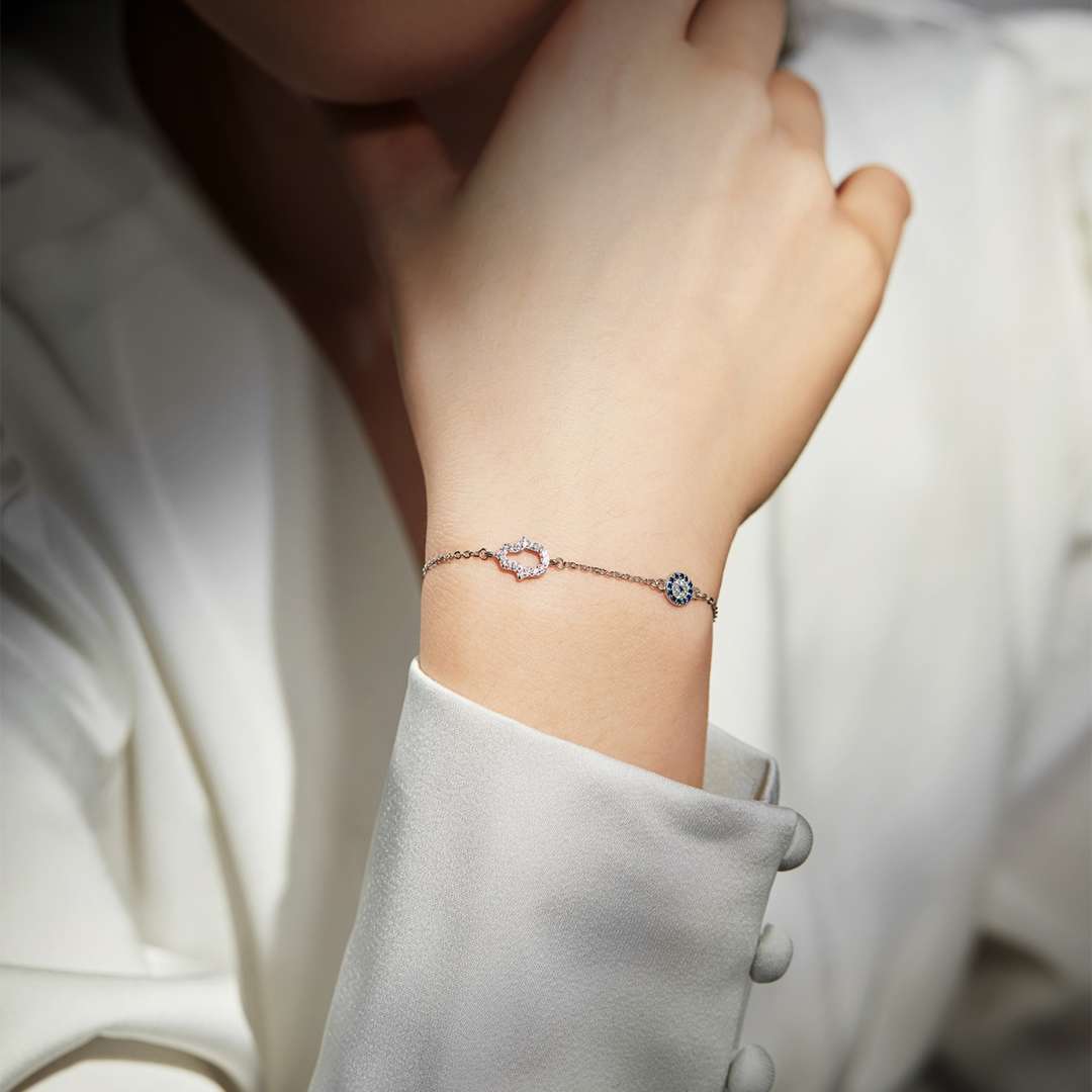 [Joyas Kincade] Collar con forma de Gost y forma redonda