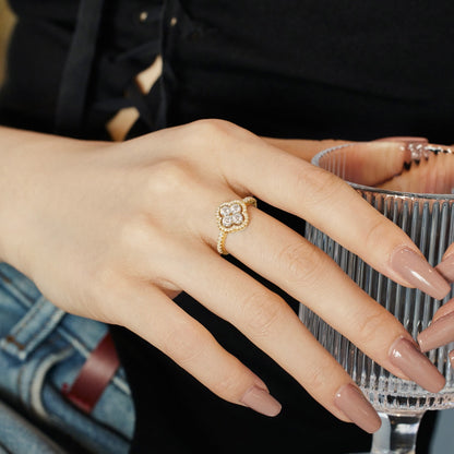 [Joyas Kincade] Anillo con diseño de flor de trébol de cuatro hojas
