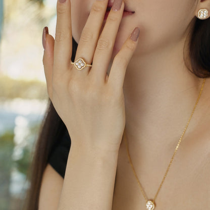 [Joyas Kincade] Anillo con diseño de flor de trébol de cuatro hojas