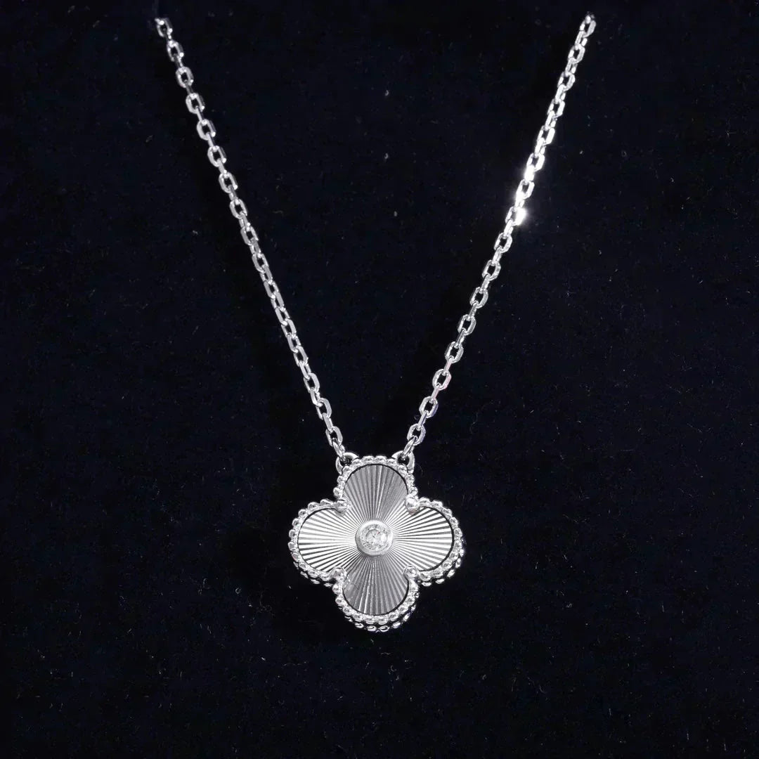 [Joyas Kincade] COLLAR DE LÁSER DE DIAMANTES DE 15 MM DE TRÉBOL DE PLATA