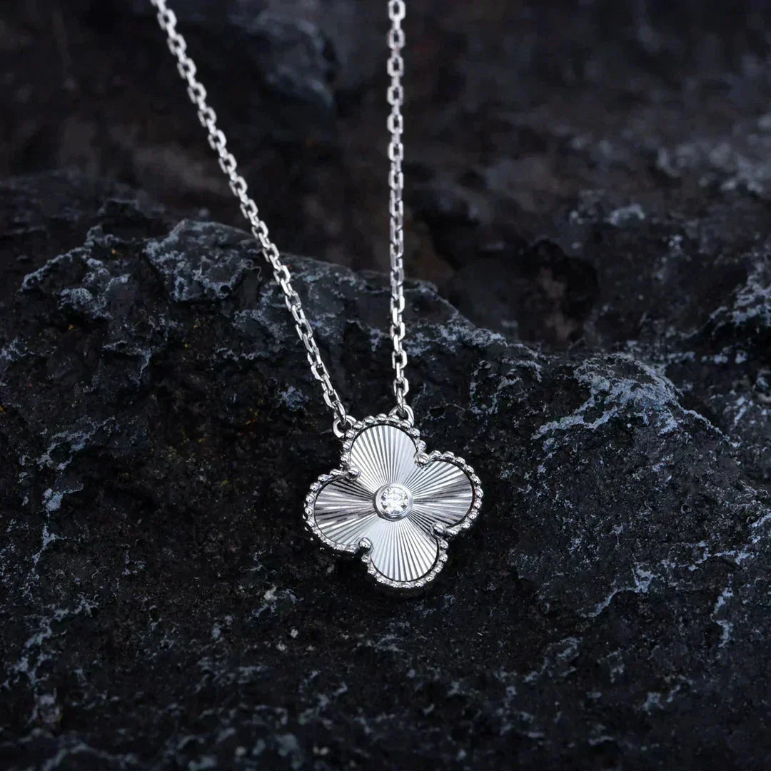 [Joyas Kincade] COLLAR DE LÁSER DE DIAMANTES DE 15 MM DE TRÉBOL DE PLATA