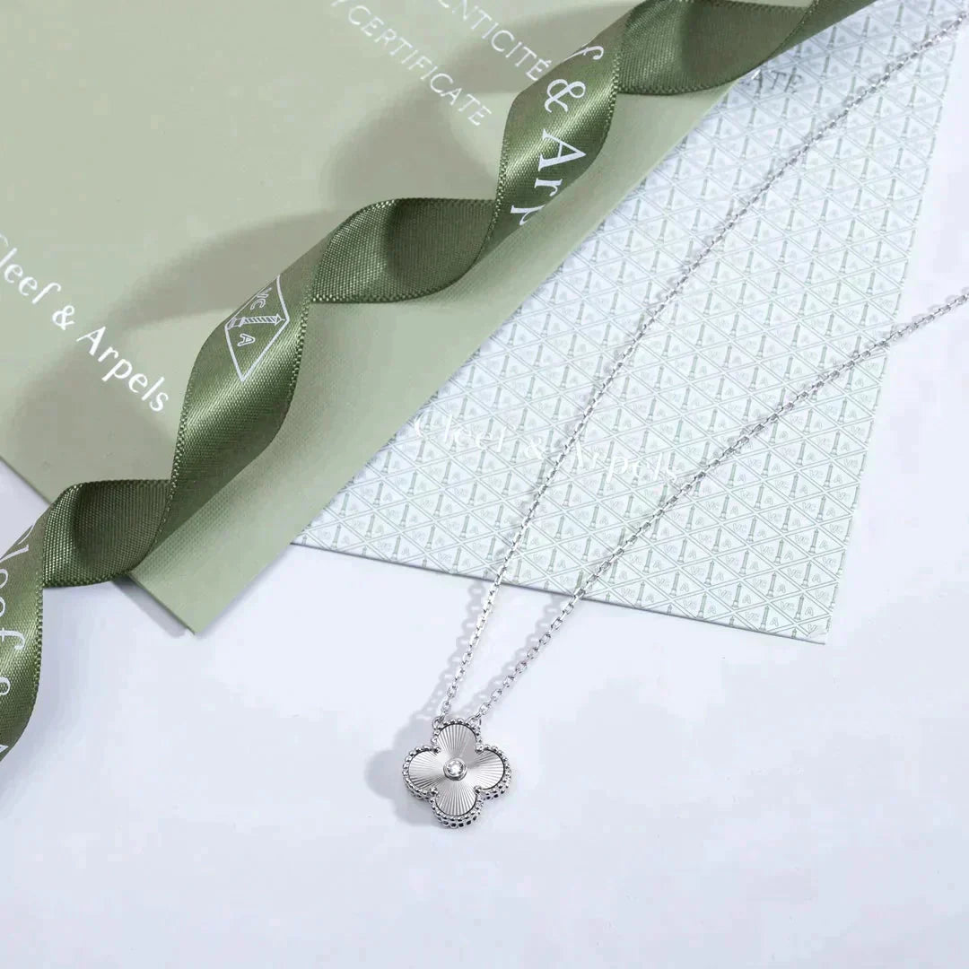 [Joyas Kincade] COLLAR DE LÁSER DE DIAMANTES DE 15 MM DE TRÉBOL DE PLATA
