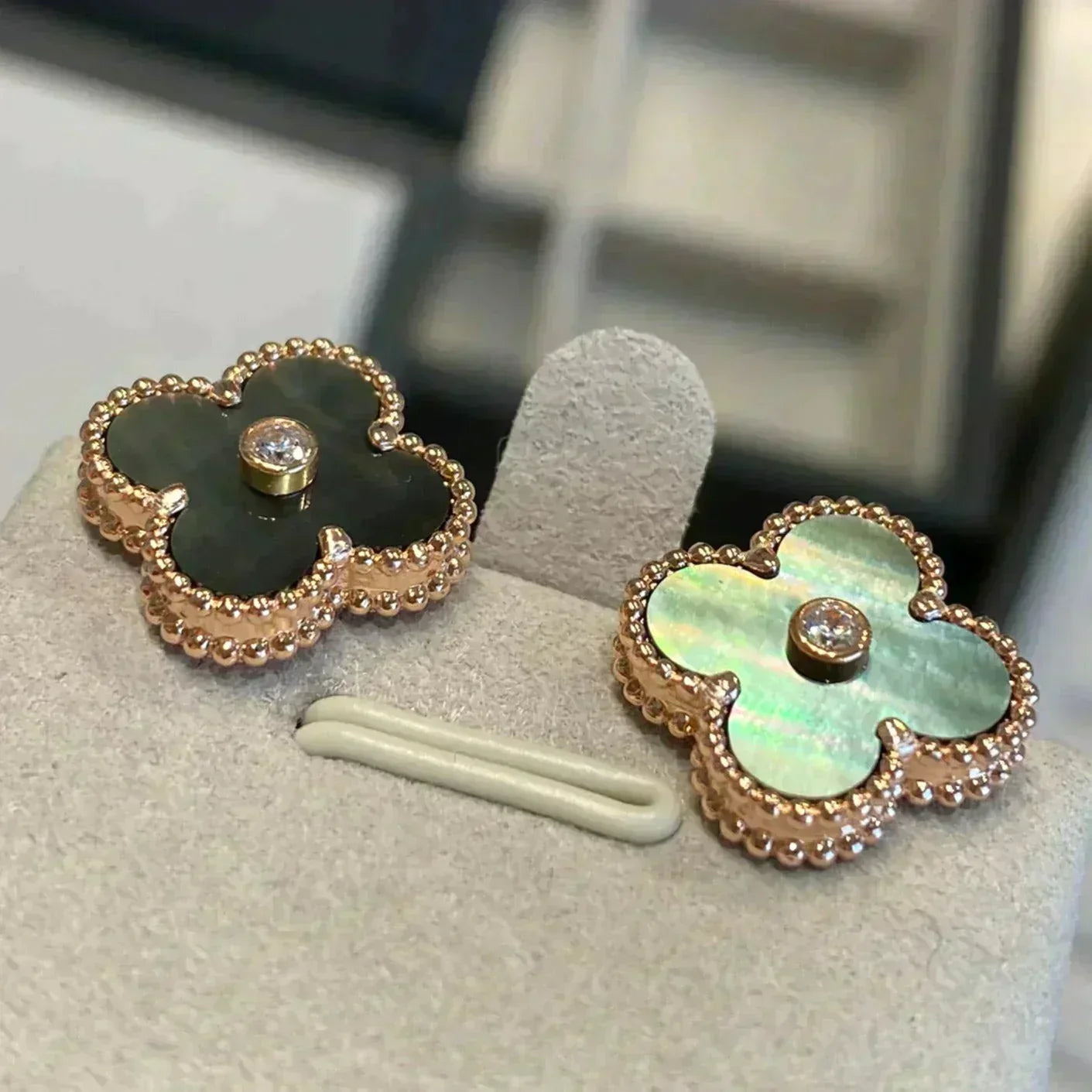 [Kincade Jewelrys] PENDIENTES DE TRÉBOL MEDIANOS CON 1 MOTIVO, DIAMANTES Y PIEDRA GRIS