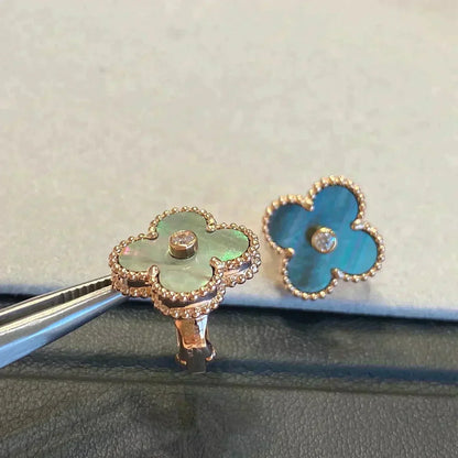 [Kincade Jewelrys] PENDIENTES DE TRÉBOL MEDIANOS CON 1 MOTIVO, DIAMANTES Y PIEDRA GRIS
