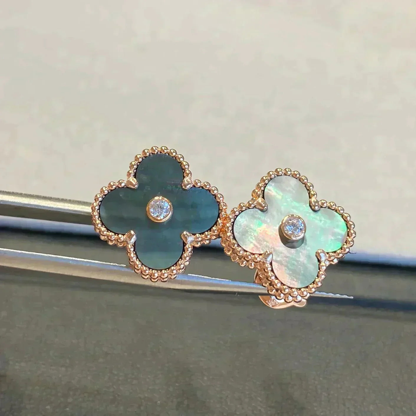 [Kincade Jewelrys] PENDIENTES DE TRÉBOL MEDIANOS CON 1 MOTIVO, DIAMANTES Y PIEDRA GRIS