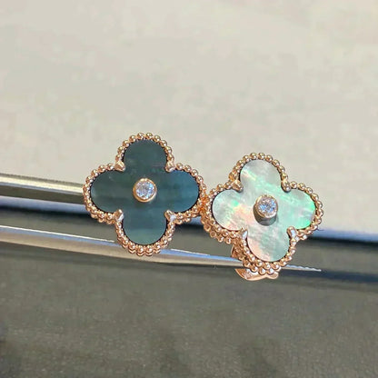 [Kincade Jewelrys] PENDIENTES DE TRÉBOL MEDIANOS CON 1 MOTIVO, DIAMANTES Y PIEDRA GRIS