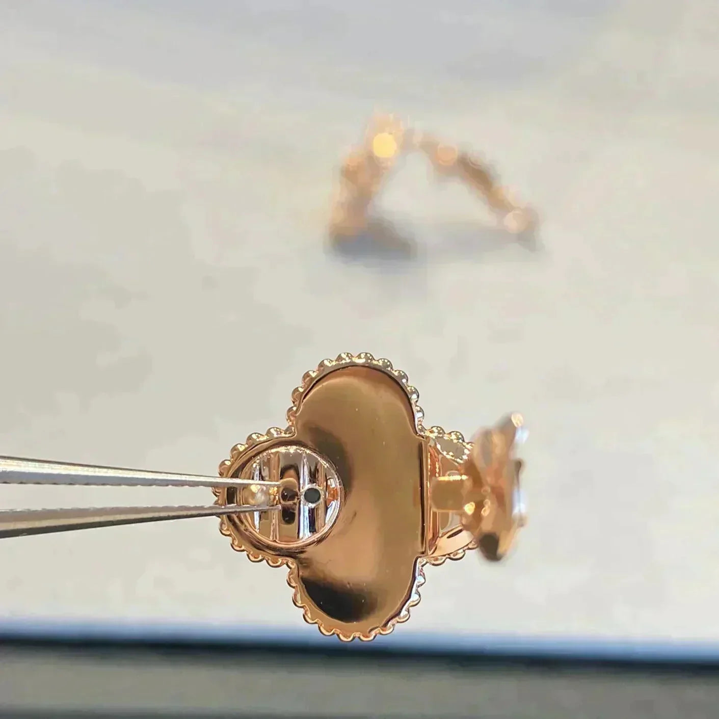 [Kincade Jewelrys] PENDIENTES DE TRÉBOL MEDIANOS CON 1 MOTIVO, DIAMANTES Y PIEDRA GRIS