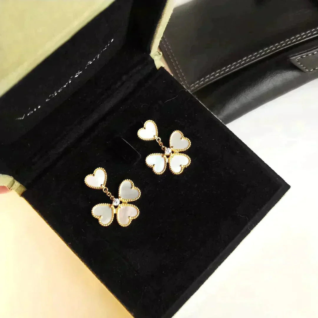 [Joyas Kincade] PENDIENTES DE TRÉBOL CON ESTILO BLANCO