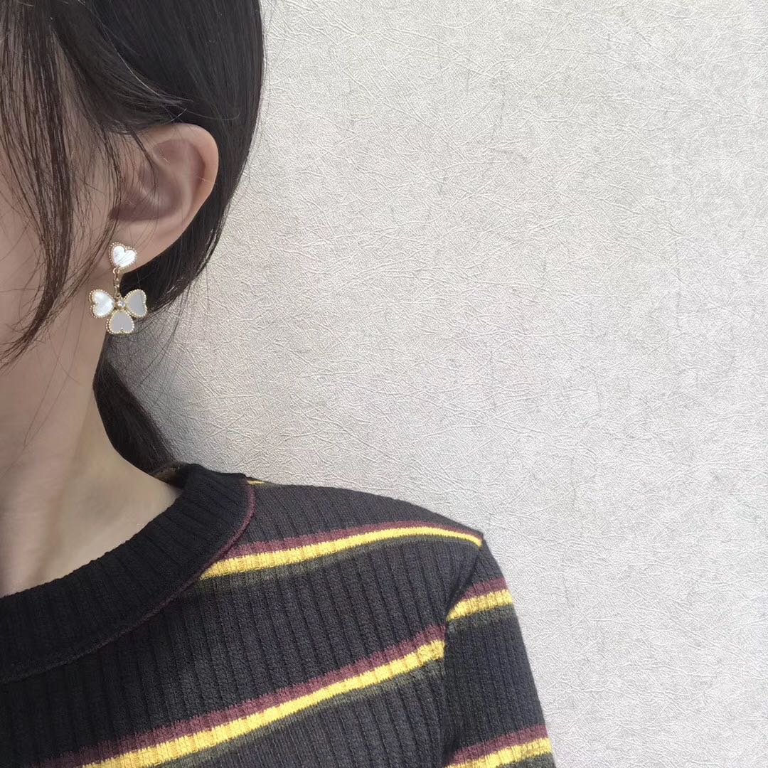 [Joyas Kincade] PENDIENTES DE TRÉBOL CON ESTILO BLANCO