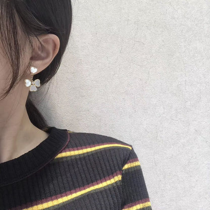 [Joyas Kincade] PENDIENTES DE TRÉBOL CON ESTILO BLANCO