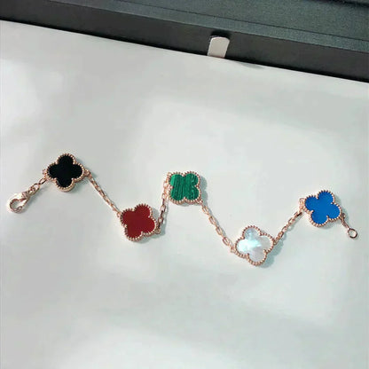 [Kincade Jewelrys] PULSERA MULTICOLOR CON 5 MOTIVOS DE TRÉBOL
