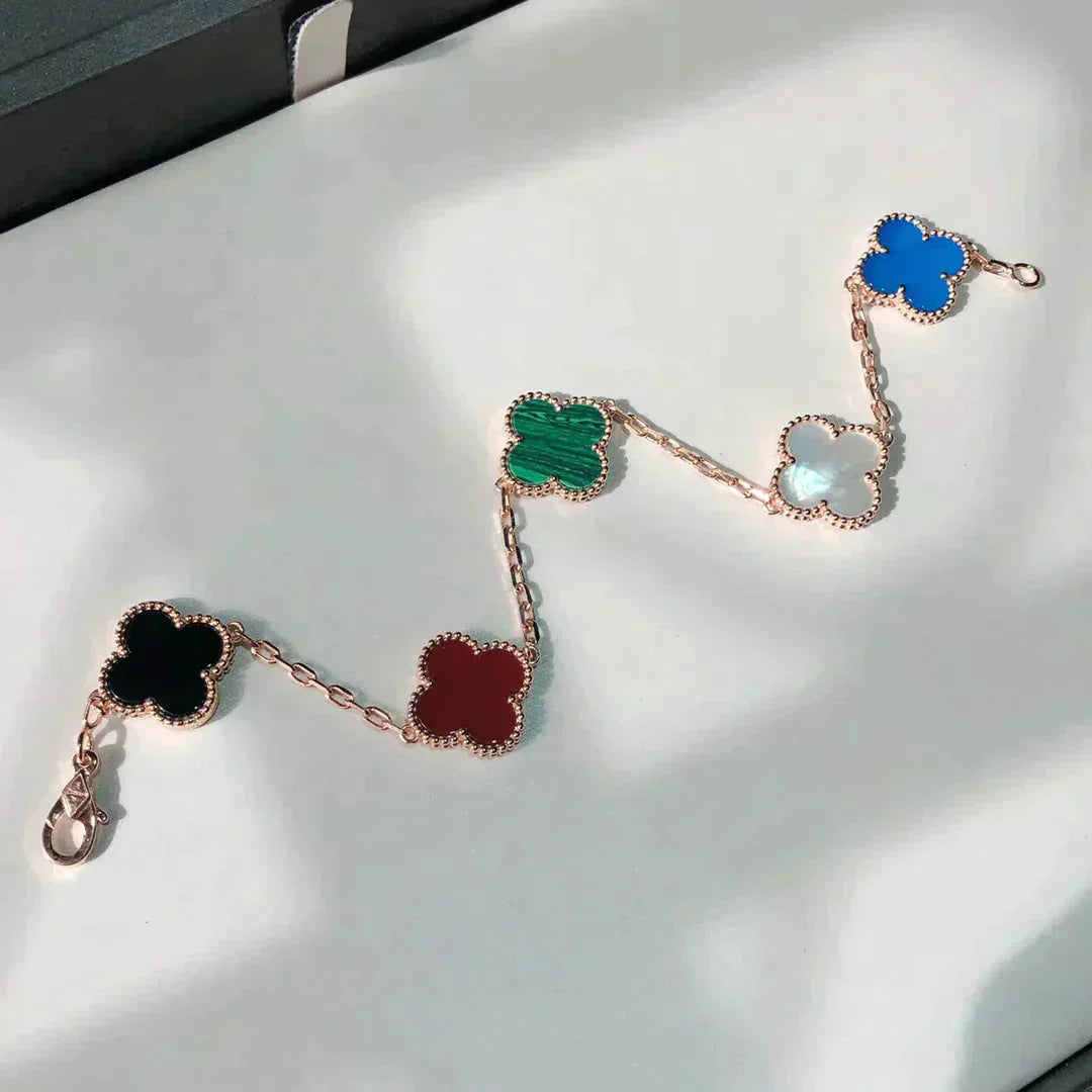 [Kincade Jewelrys] PULSERA MULTICOLOR CON 5 MOTIVOS DE TRÉBOL