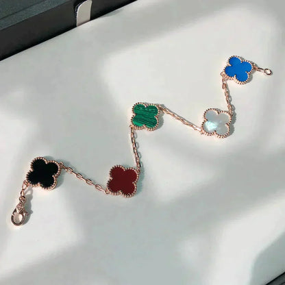 [Kincade Jewelrys] PULSERA MULTICOLOR CON 5 MOTIVOS DE TRÉBOL