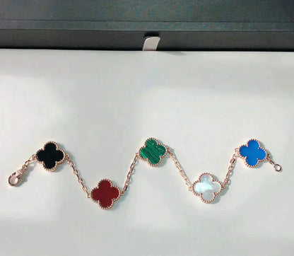 [Kincade Jewelrys] PULSERA MULTICOLOR CON 5 MOTIVOS DE TRÉBOL