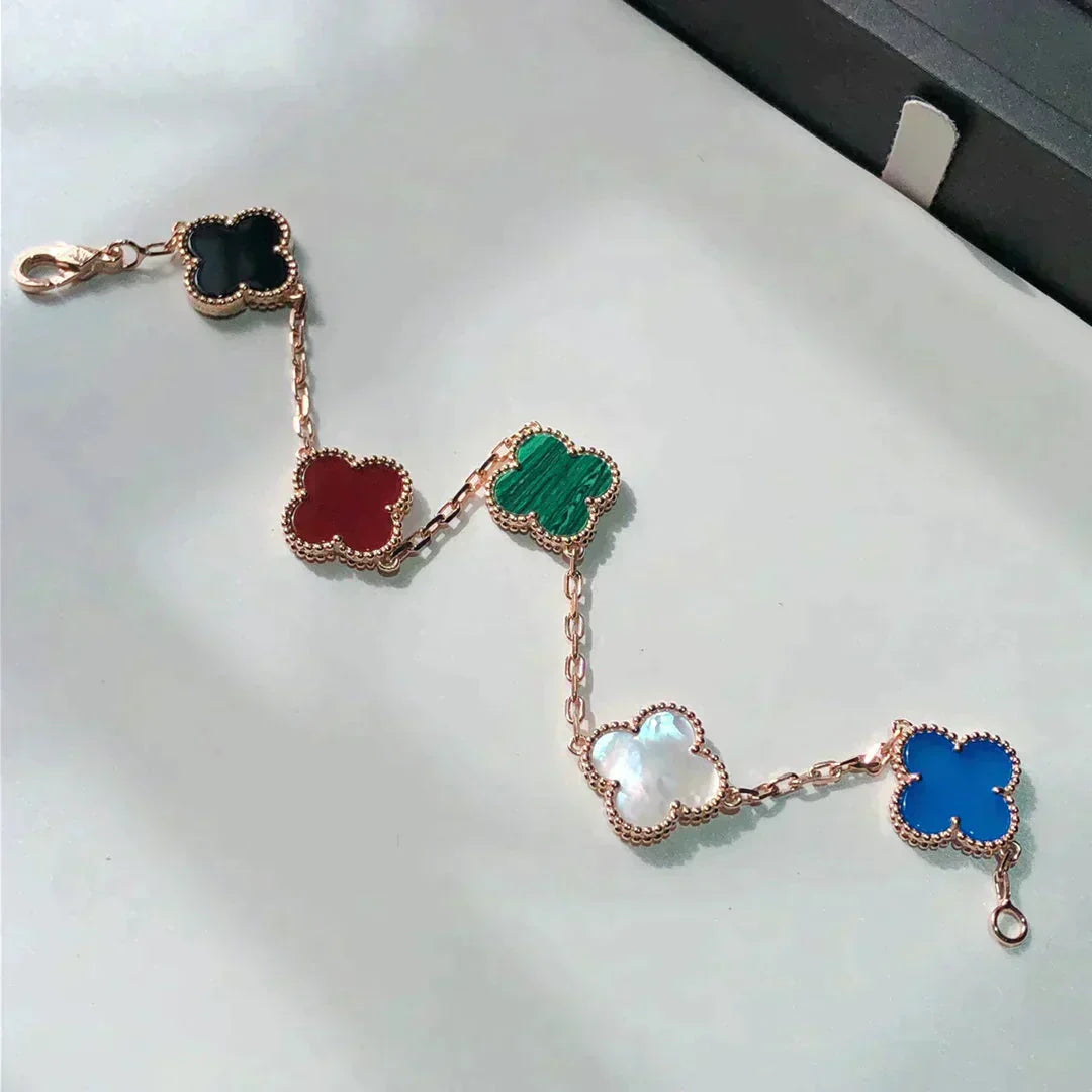 [Kincade Jewelrys] PULSERA MULTICOLOR CON 5 MOTIVOS DE TRÉBOL