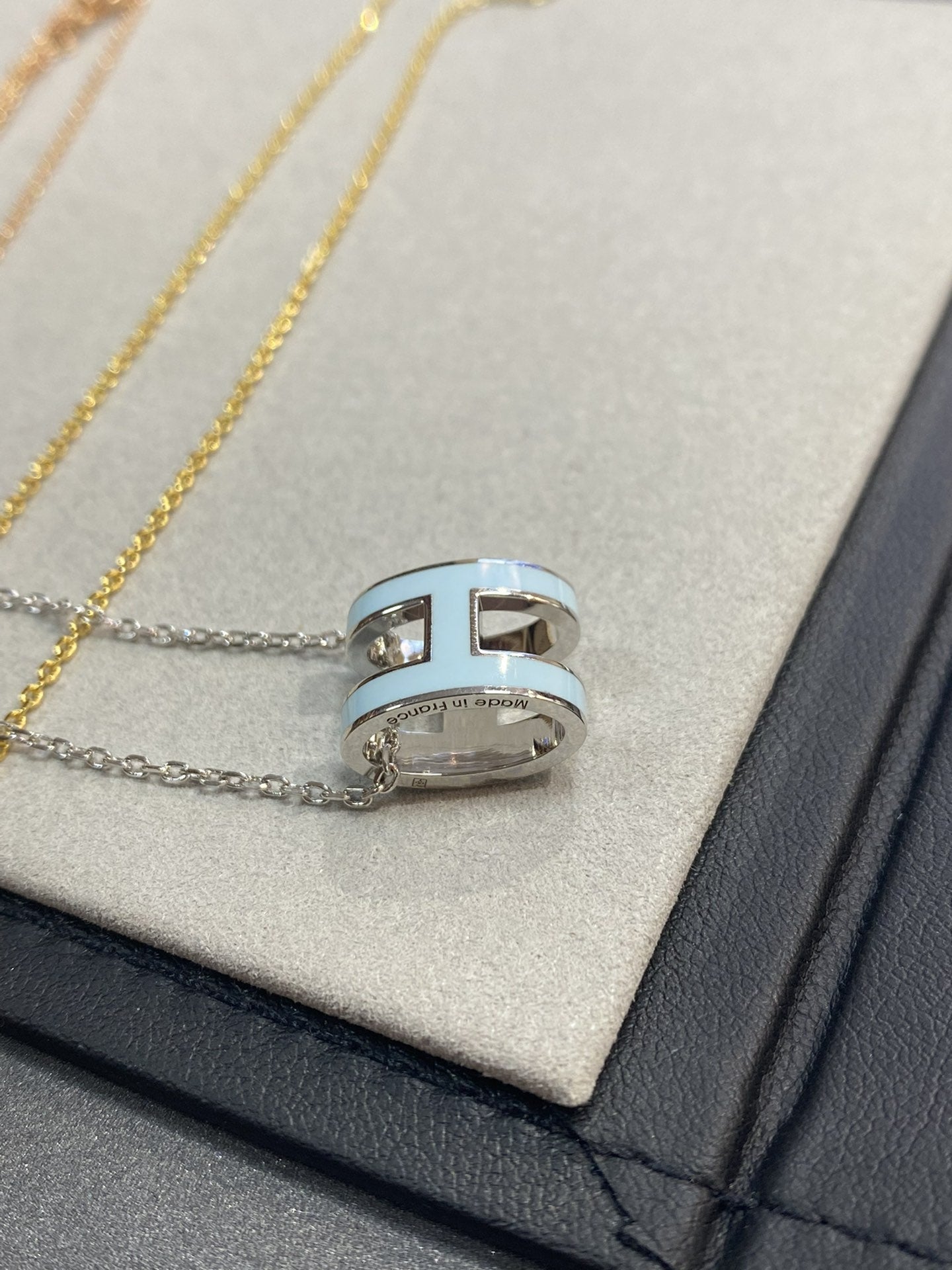 [Kincade Jewelrys]POP H LIGHT BLUE NECKLACE