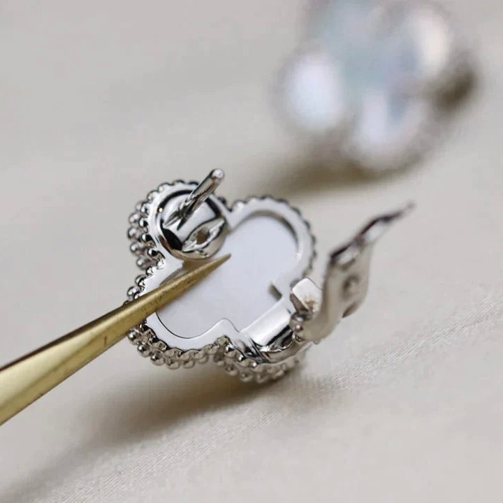 [Kincade Jewelrys]CLOVER MEDIUM 1 MOTIFS  WHITE MOP EARRINGS SILVER
