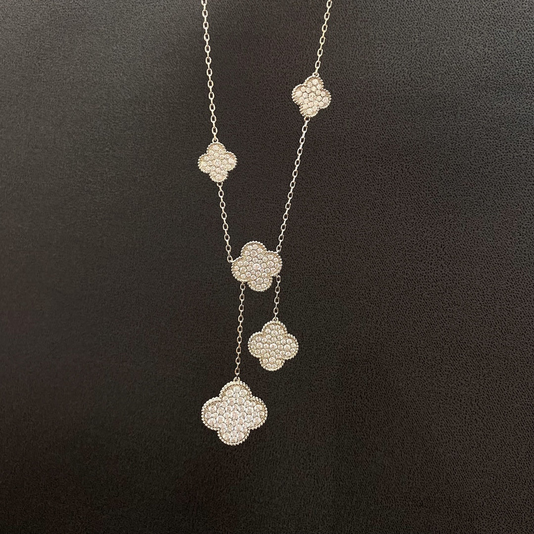 [Kincade Jewelrys] COLLAR DE PLATA Y DIAMANTES CON 5 MOTIVOS DE TRÉBOL