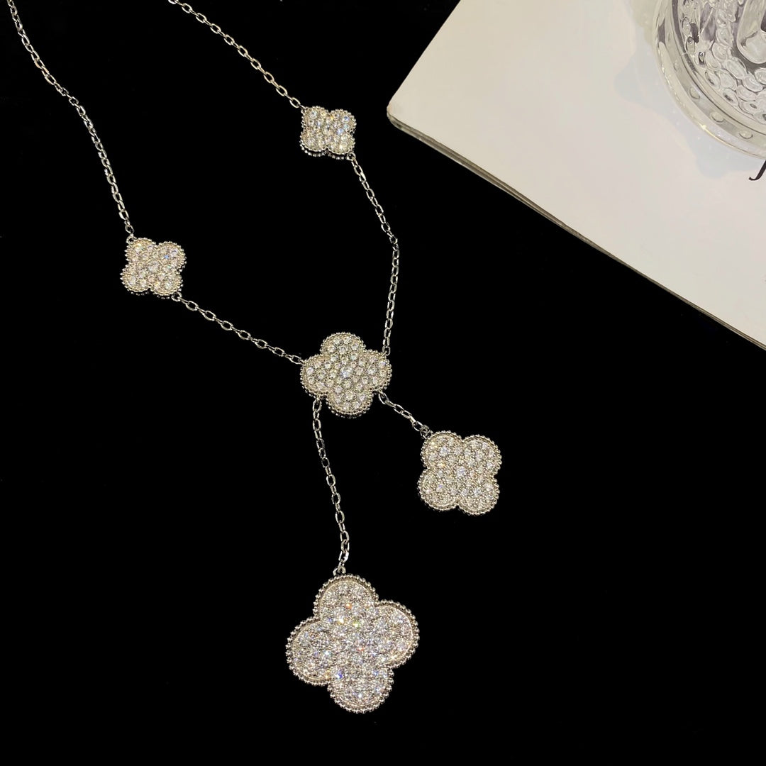 [Kincade Jewelrys] COLLAR DE PLATA Y DIAMANTES CON 5 MOTIVOS DE TRÉBOL