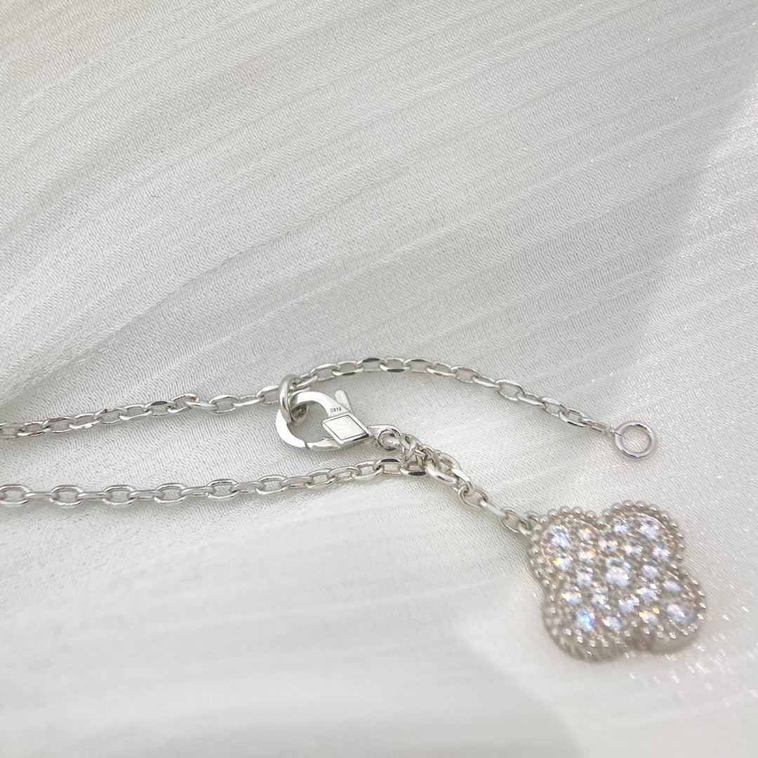 [Kincade Jewelrys] COLLAR DE PLATA Y DIAMANTES CON 5 MOTIVOS DE TRÉBOL