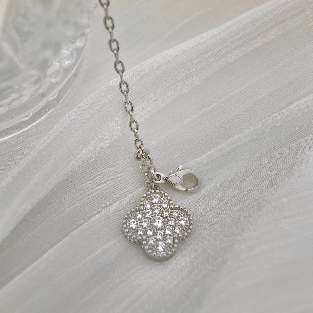 [Kincade Jewelrys] COLLAR DE PLATA Y DIAMANTES CON 5 MOTIVOS DE TRÉBOL