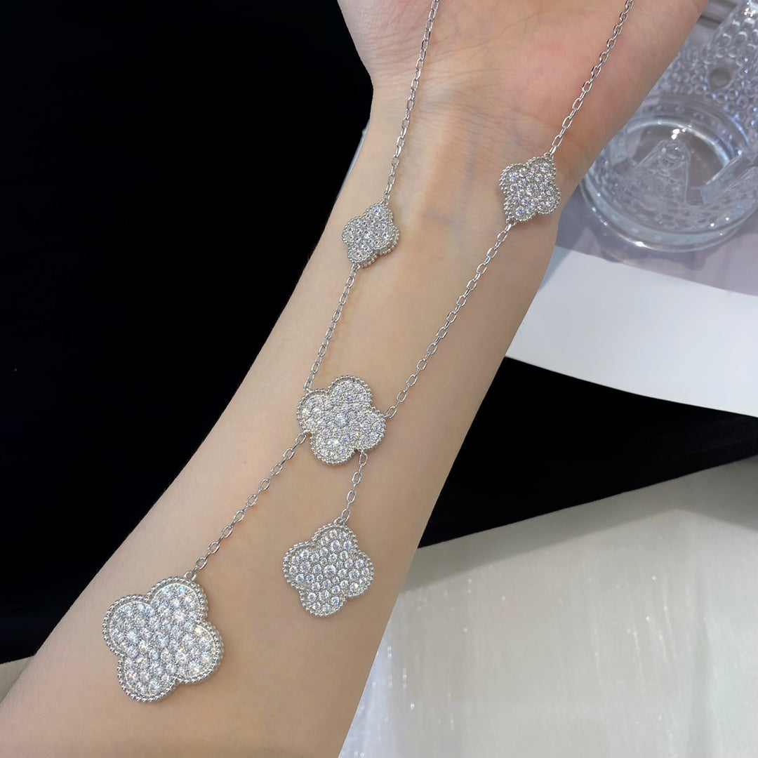 [Kincade Jewelrys] COLLAR DE PLATA Y DIAMANTES CON 5 MOTIVOS DE TRÉBOL