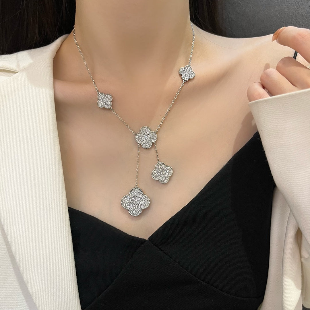 [Kincade Jewelrys] COLLAR DE PLATA Y DIAMANTES CON 5 MOTIVOS DE TRÉBOL