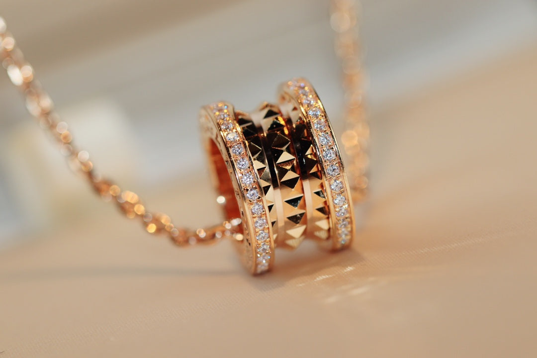 [Kincade Jewelrys] COLLAR DE ORO ROSA CON PEDANTE DE ROCK ZERO 1