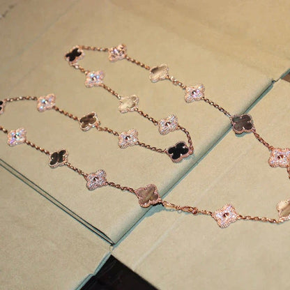 [Kincade Jewelrys] COLLAR DE DIAMANTES CON 20 MOTIVOS DE TRÉBOL EN COLOR NEGRO