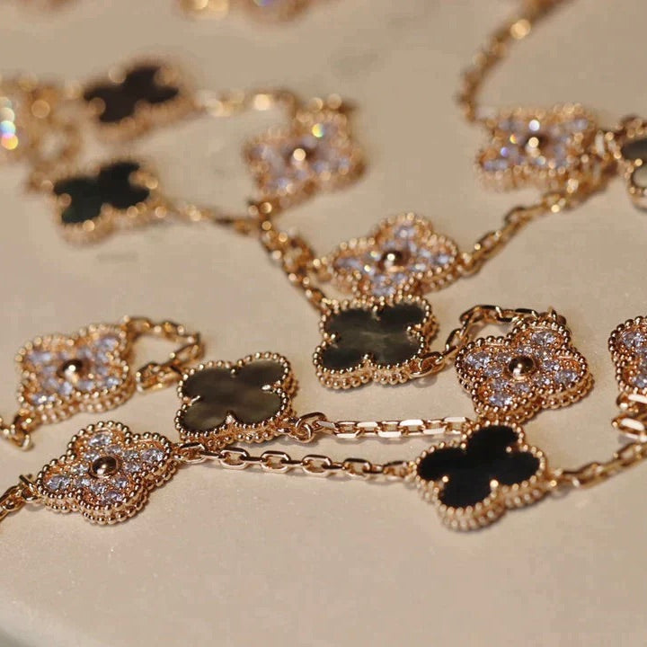 [Kincade Jewelrys] COLLAR DE DIAMANTES CON 20 MOTIVOS DE TRÉBOL EN COLOR NEGRO