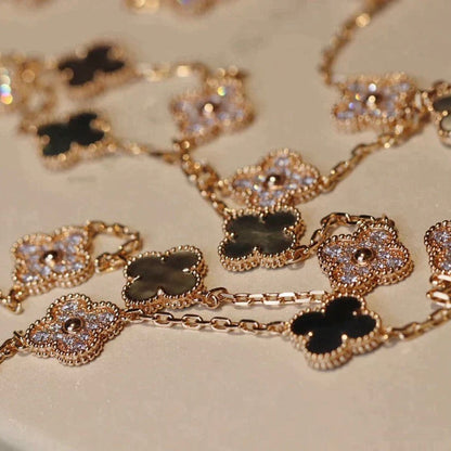 [Kincade Jewelrys] COLLAR DE DIAMANTES CON 20 MOTIVOS DE TRÉBOL EN COLOR NEGRO