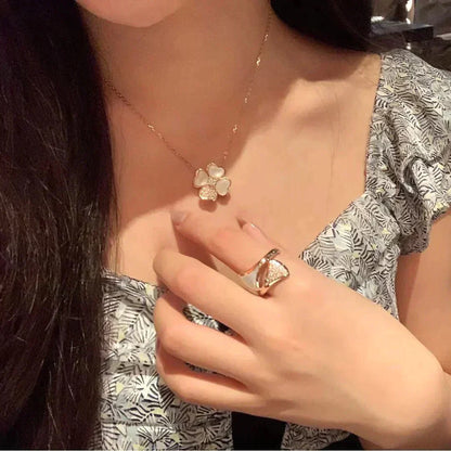 [Kincade Jewelrys] COLLAR DE ORO ROSA CON DIAMANTES Y TRÉBOL